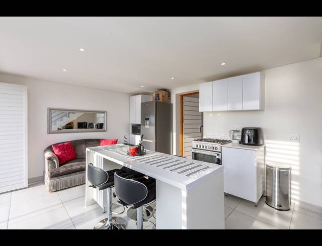 2 BEDROOM APARTMENT TO LET IN CAMPS BAY